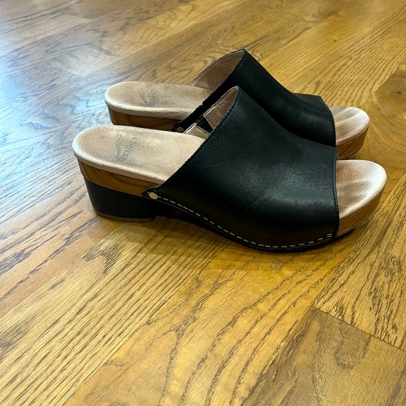 Dansko Maci Slides in Black - Picture 1 of 5